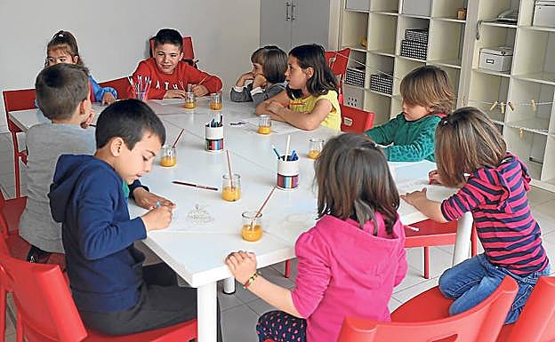 Los niños de Aranda tratan de acertar con el color de las frutas a través de las acuarelas. 