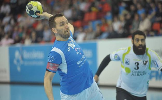 Fernando lanza a portería durante el choque del Atlético Valladolid ante el Condes de Albarei Teucro. 