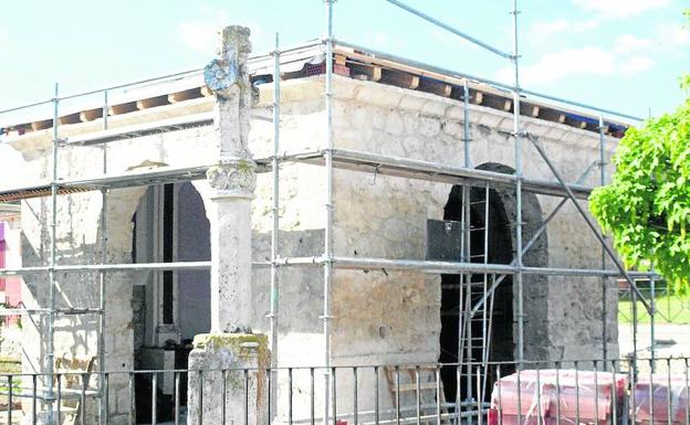 El andamiaje cubre la ermita donde se están llevando a cabo las obras.
