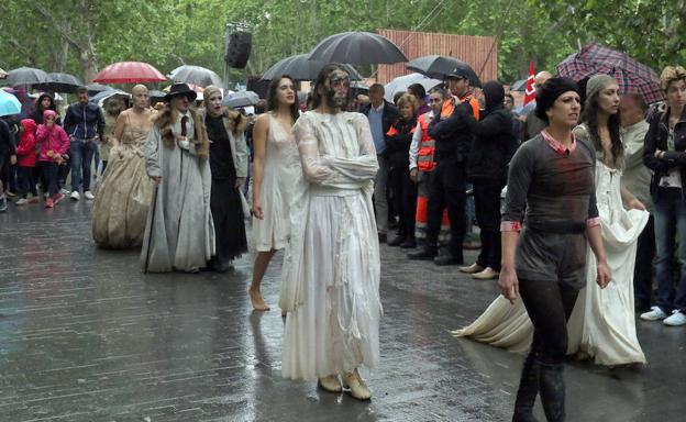 El espectáculo de Teatro del Silencio terminó entre la lluvia y la admiración del público asistente. 