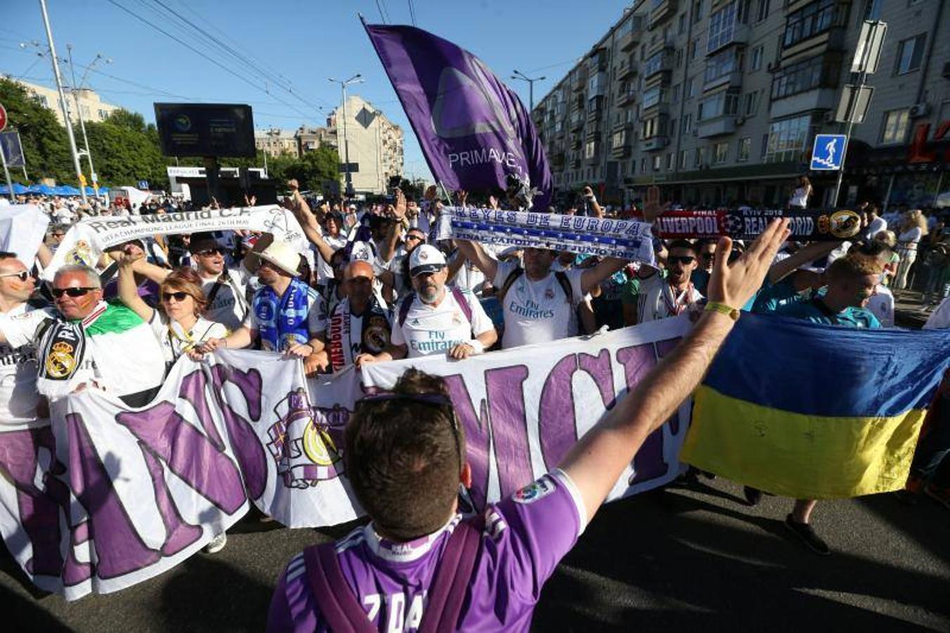 Miles de camisetas del Real Madrid han inundado la capital de Ucrania