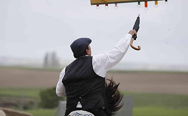 Carrera de cintas en caballo.