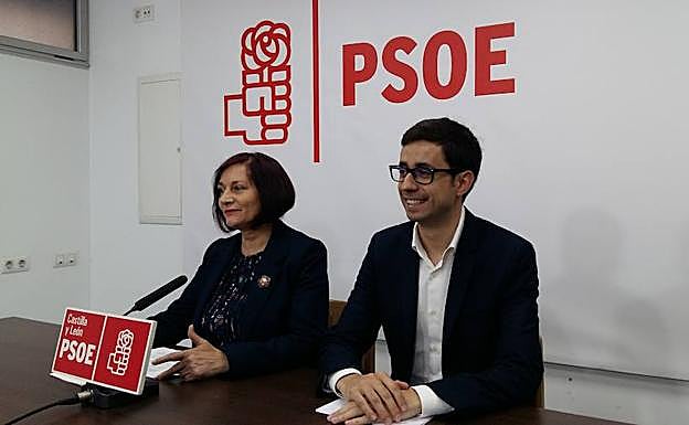 Carmen Ávila y José Luis Mateos comparecen ante la prensa. 