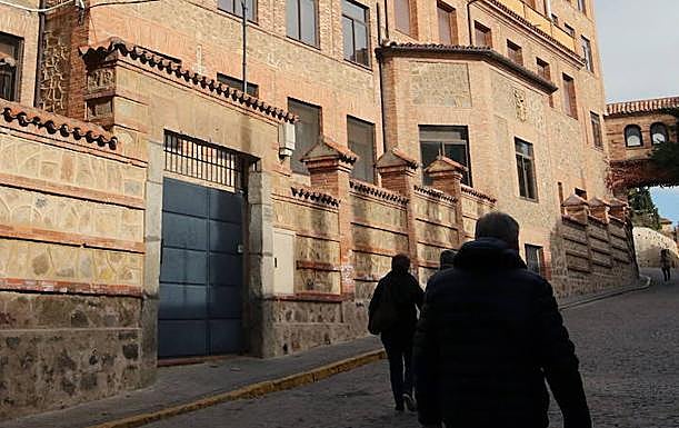 Transeúntes pasan por delante de una de las entradas al Seminario de la ciudad de Segovia. 