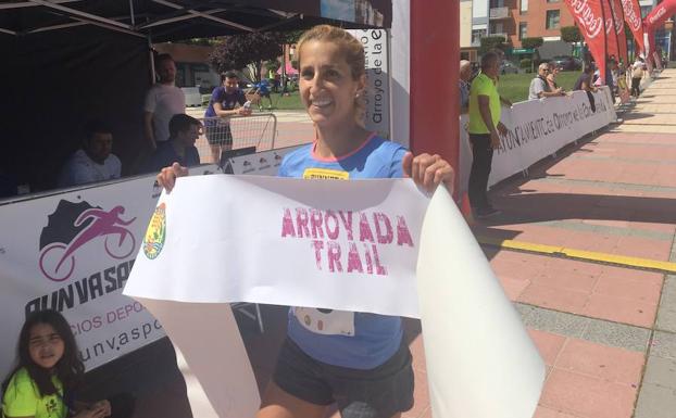 Imagen principal - Patricia Muñoz, ganadora de La Arroyada y el podio de honor masculino. 