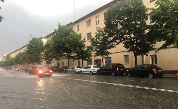 Un coche circula por el paseo de la Estación.