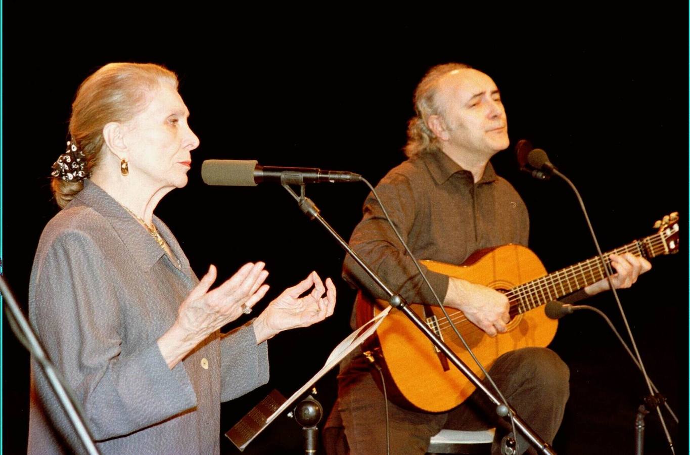 06.03.98 María Dolores Pradera acompaña al cantautor berciano Amancio Prada en el recital que ofreció en Valladolid con motivo del Día de la Mujer.