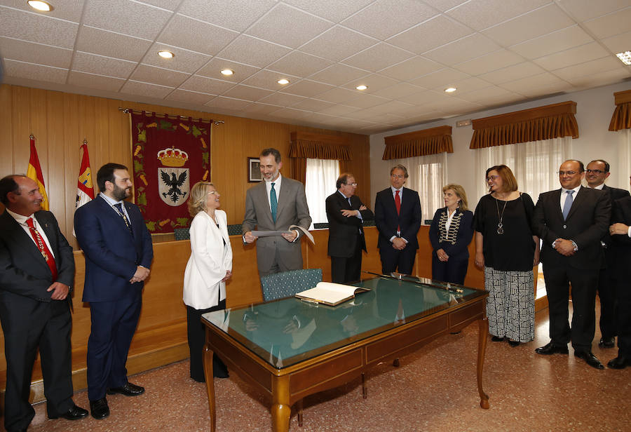 Fotos: El Rey, recibido en Aguilar (2/2)