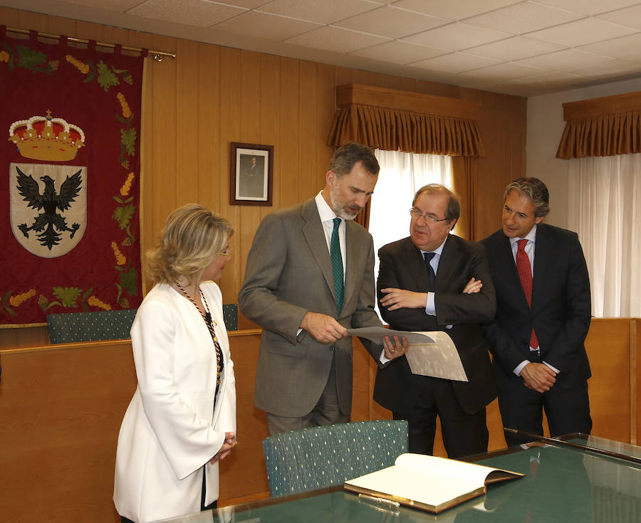 Fotos: El Rey, recibido en Aguilar (2/2)