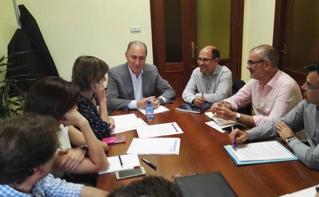 El concejal Antonio Gato preside la reunión.