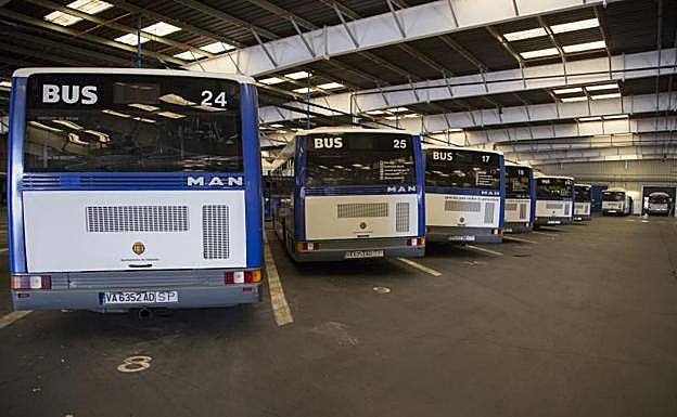 Autobuses de la compañía municipal en sus cocheras del polígono de Argales. 