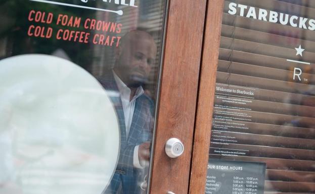 Un empleado cierra una cafetería de la cadena Starbucks en Filadelfia.