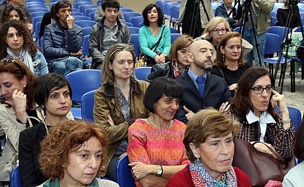 Asistentes al acto de toma de posesión de Agustín García Matilla, este martes, en el ágora del campus María Zambrano. 