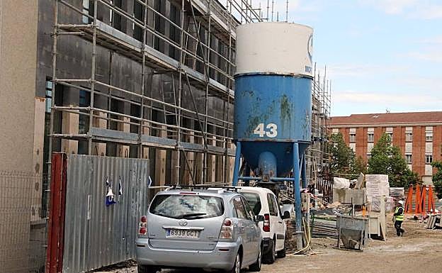 Vehículos y trabajadores en las obras del campus de la UVA en Segovia, este martes. 