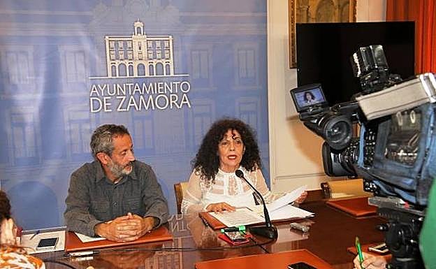 Los concejales del equipo de Gobierno Romualdo Fernández y Laura Rivera.