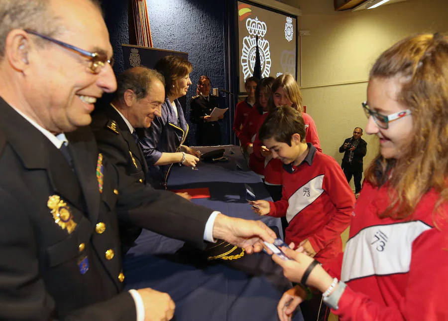 Fotos: Entrega de carnés de ciberexpertos a alumnos de colegios de Segovia