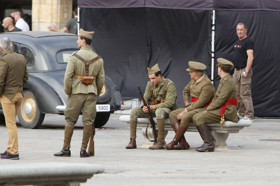 La bandera ondeó esta mañana en la Plaza Mayor durante el rodaje de la película 'Mientras dure la Guerra' que el realizador Alejandro Amenabar esta rodando en la ciudad