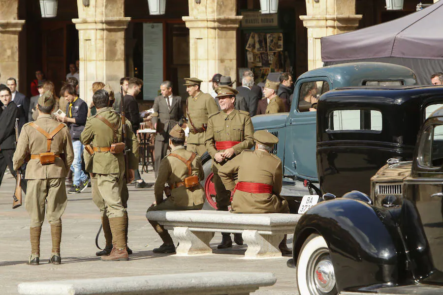 La bandera ondeó esta mañana en la Plaza Mayor durante el rodaje de la película 'Mientras dure la Guerra' que el realizador Alejandro Amenabar esta rodando en la ciudad