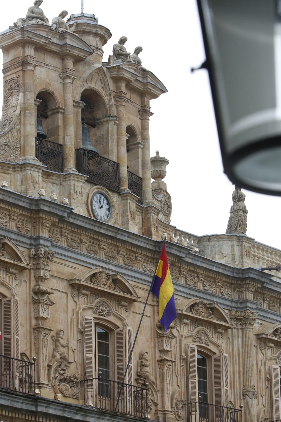 La bandera ondeó esta mañana en la Plaza Mayor durante el rodaje de la película 'Mientras dure la Guerra' que el realizador Alejandro Amenabar esta rodando en la ciudad