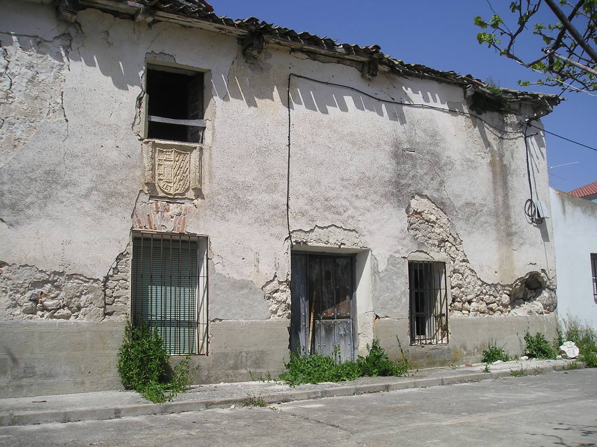 Casa mayorazgo de Juan de Zúñiga Avellaneda de Cogeces de Íscar. Perteneció a Juan de Zúñiga Avellaneda y Velasco (1488-1546), regidor perpetuo de Valladolid, capitán de la Guardia Real y de Alabarderos y Mayordomo Mayor del emperador Carlos V. Esta casa-mayorazgo es la única que se conserva de esta familia en Valladolid. La importancia del linaje y de sus dilatados servicios a Castilla y a Aragón, dotan a esta casa de un valor que va más allá de su mera arquitectura. Se encuentra en ruina.