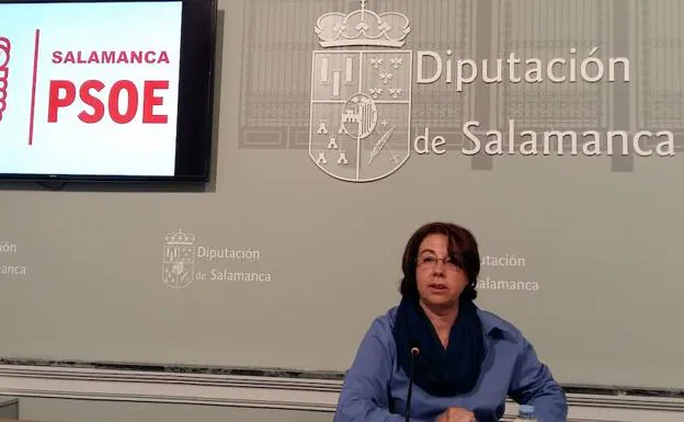La portavoz socialista en La Salina, Carmen García, presentó ayer las mociones que hoy llevan al pleno.