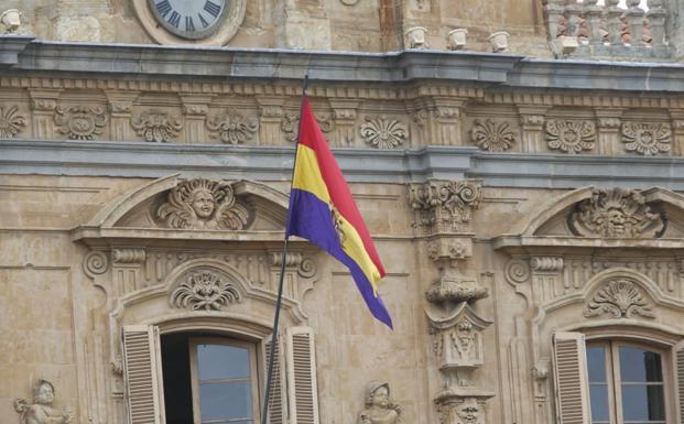 Imagen de la bandera republicana presidiendo el balcón del Ayuntamiento de Salamanca.
