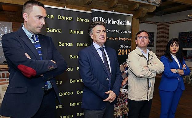 El delegado comercial de El Norte, Félix Blanco; el presidente de la Diputación, Francisco Vázquez; el alcalde de Coca, Andrés Catalina; y la directora de la oficina de Bankia en Coca, Patricia Otones, durante la inauguración de la exposición. 