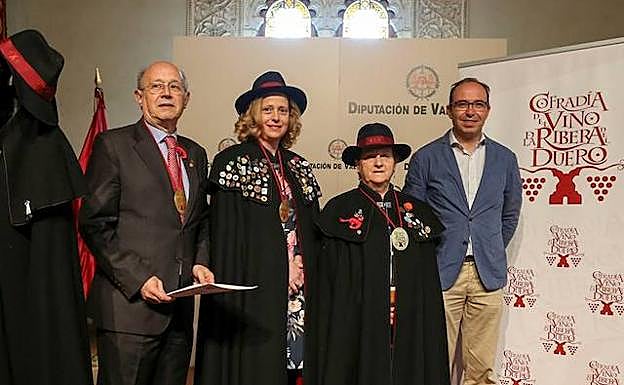 El gran maestre, Antonio Sanz Olmedo, las cofrades fundadoras Imelda Ribón de la Fuente y Tina Cotobal Sánchez, posan con Víctor Alonos, vicepresidente de la Diputación de Valladolid, donde han sido presentadas hoy las actividades. 