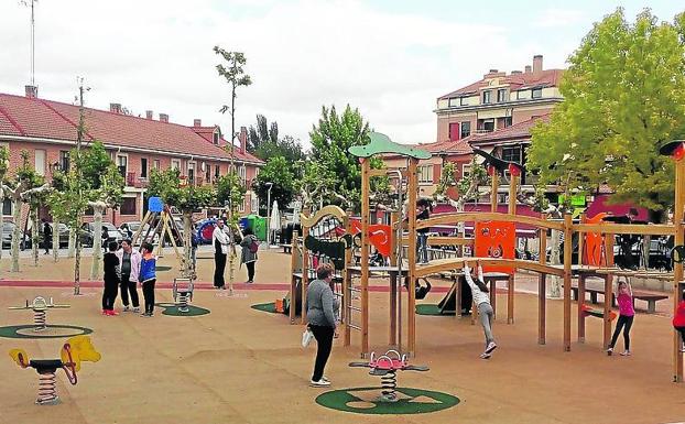 Juegos infantiles en el nuevo espacio reformado.