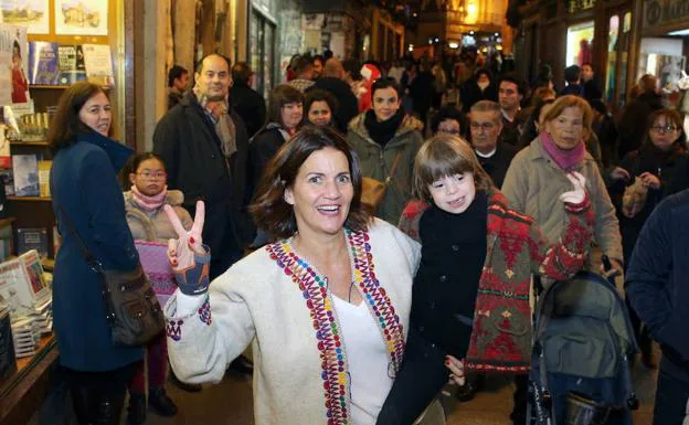 La escritora, empresaria y jurado de 'MasterChef', Samanta Vallejo-Nágera, posa con su hijo Patrick en la Calle Real,en diciembre de 2016. 
