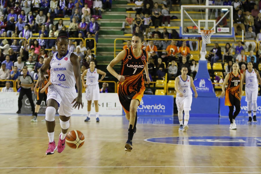 Alba Torrens, del Ekaterimburgo, persigue a Givens durante un partido de Avenida en la Euroliga. 