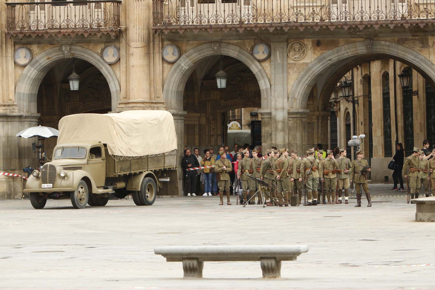 Fotos: Las tropas nacionales toman la Plaza Mayor de Salamanca durante elrodaje de Amenábar