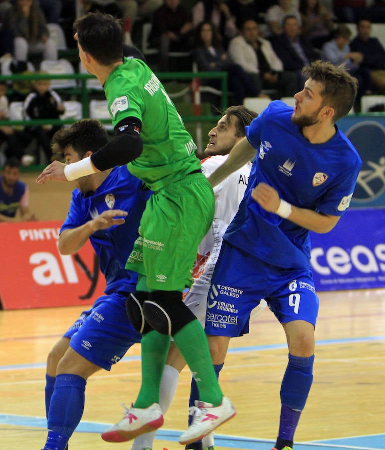 Antonio Diz (derecha), durante un partido del Santiago Futsal en el Pedro Delgado.