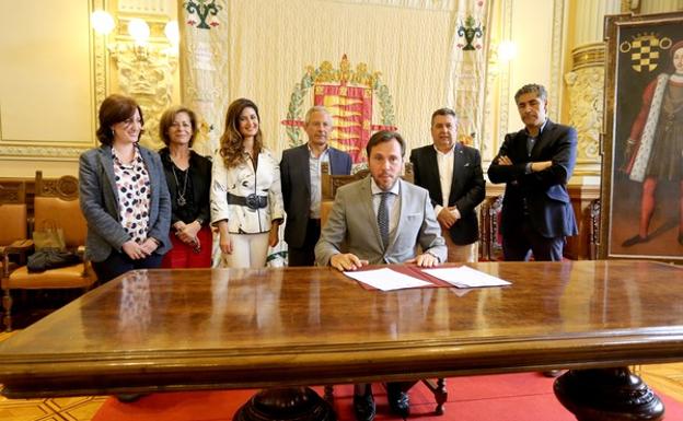 El alcalde de Valladolid, Óscar Puente, la concejala de Medio Ambiente, María Sánchez, y los representantes de los ayuntamientos de Simancas, Arroyo, Zaratán y Laguna de Duero, firman el 'Convenio del Agua'. 