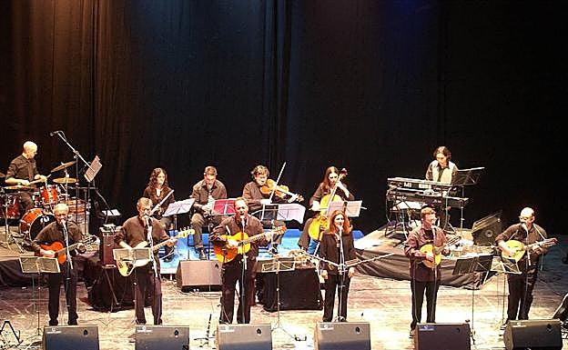 El Mester, en plena actuación, durante un concierto celebrado en Albacete, en marzo de 2003. 