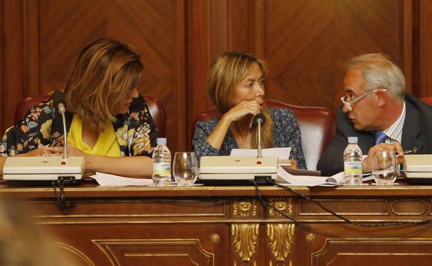 Javier San Millán conversa con Ángeles Armisén, a la izquierda, y Carmen Fernández.