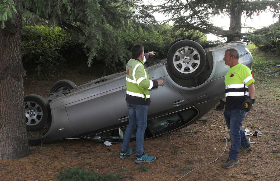 Fotos: Un coche se precipita en la pasarela Cardenal Cisneros
