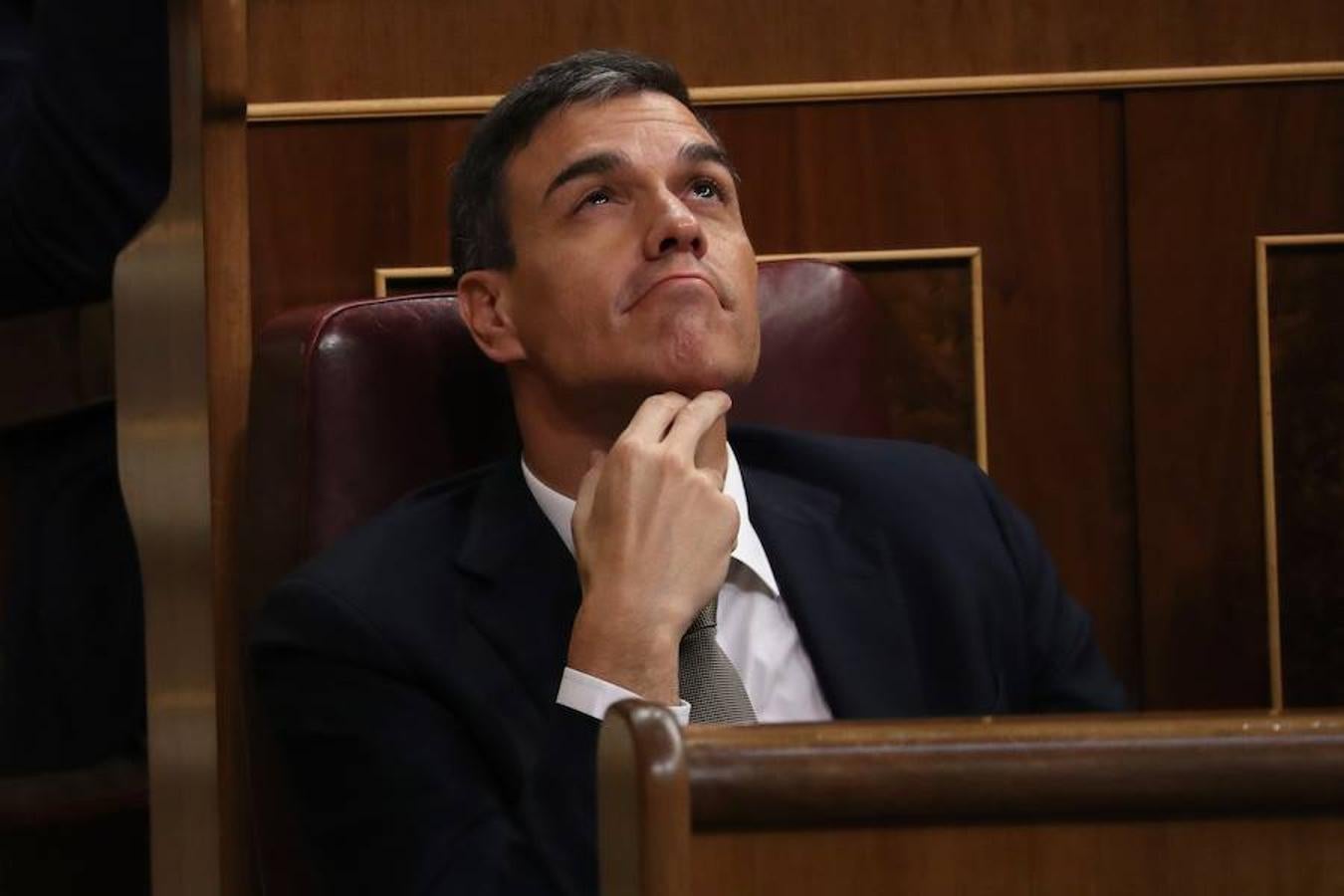 El PNV facilita el éxito de la moción y Pedro Sánchez se hace con la Presidencia del Gobierno.