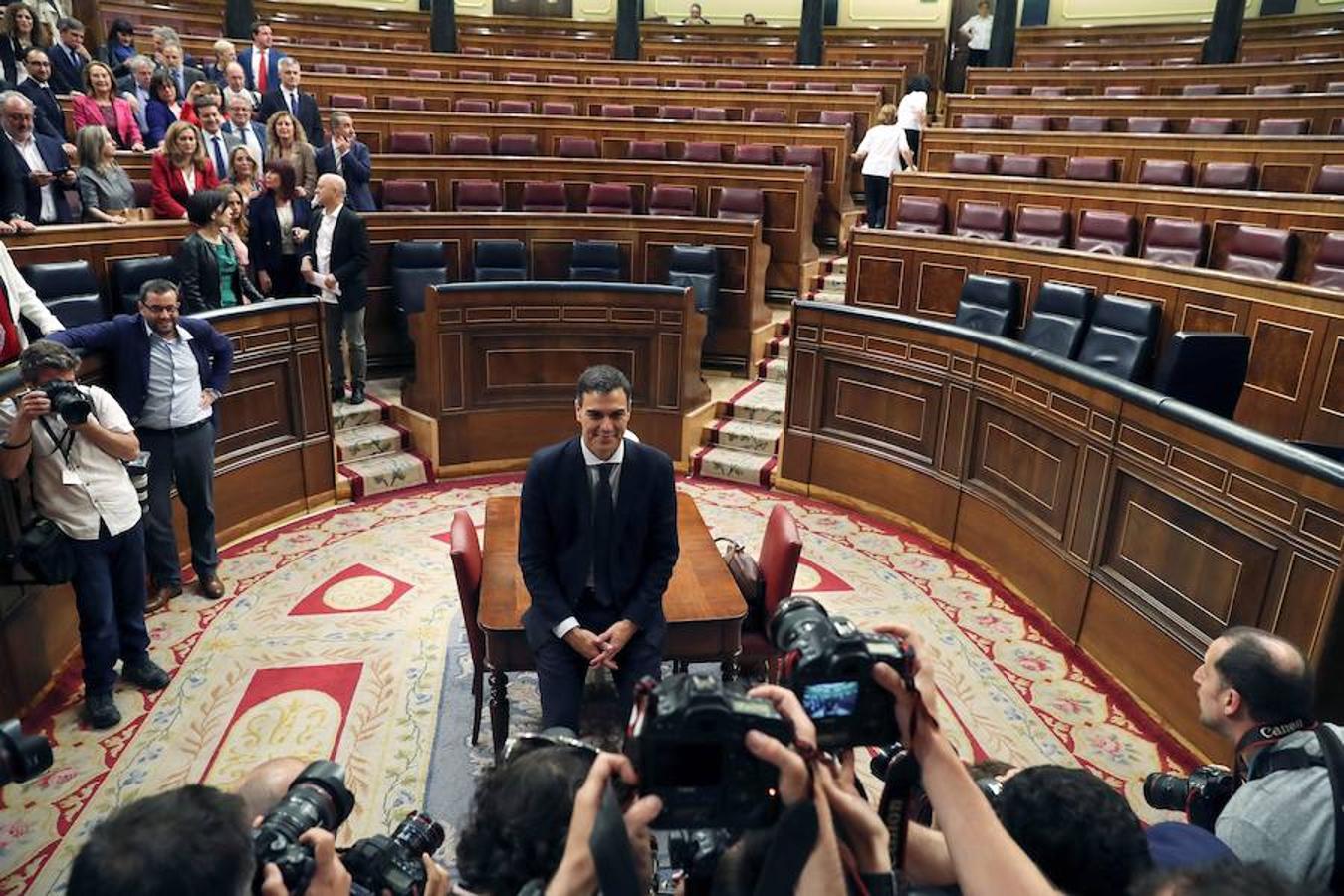 El PNV facilita el éxito de la moción y Pedro Sánchez se hace con la Presidencia del Gobierno.