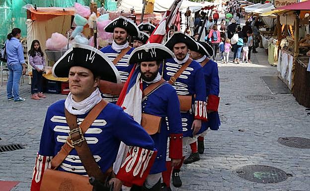 Desfile de tropas en el mercado de La Granja, este viernes. 