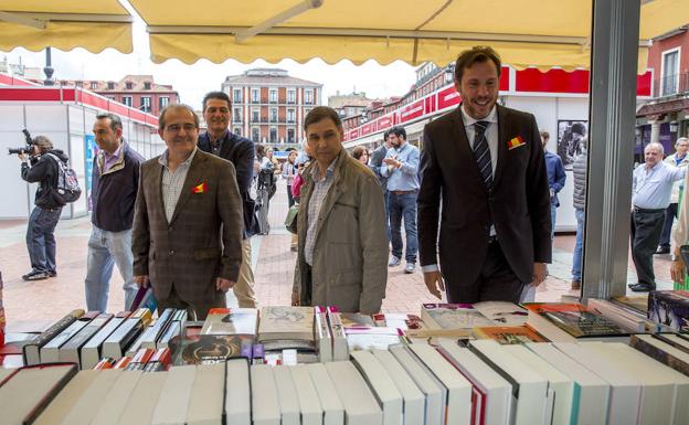 El alcalde durante la inauguración matutina de la 51 Feria del Libro de Valladolid. 