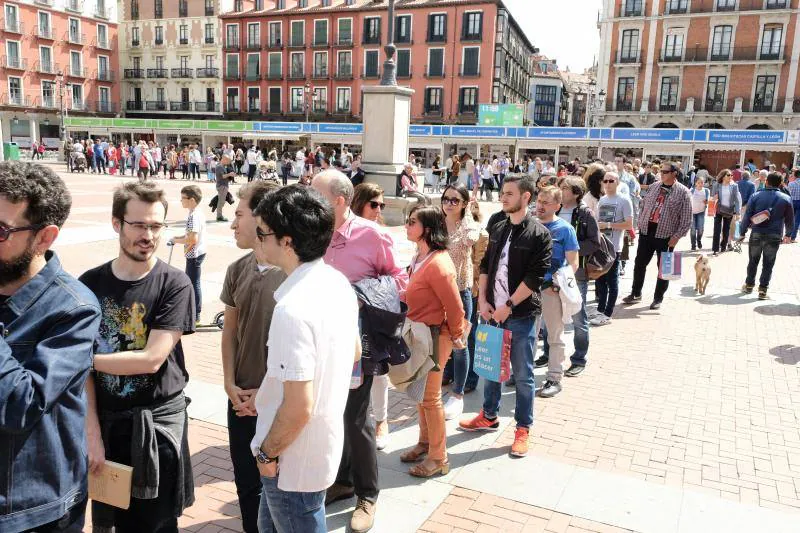 Arturo Pérez-Reverte somete a 12 pruebas a todos aquellos que le han pedido  una firma durante la Feria del Libro