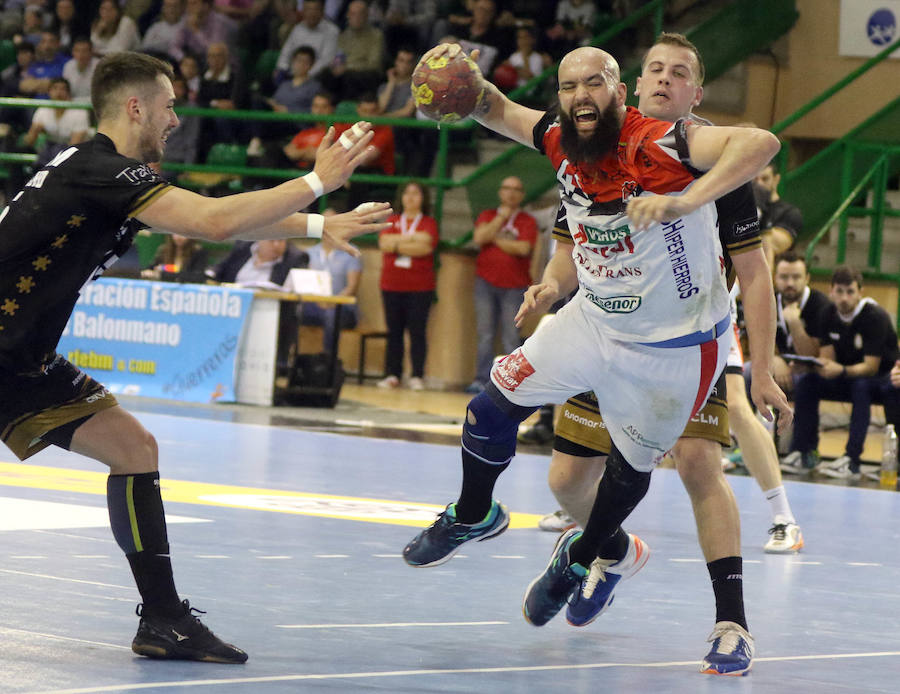 Fotos: Balonmano Nava a un paso del ascenso tras la victoria ante Alarcos (27-24)