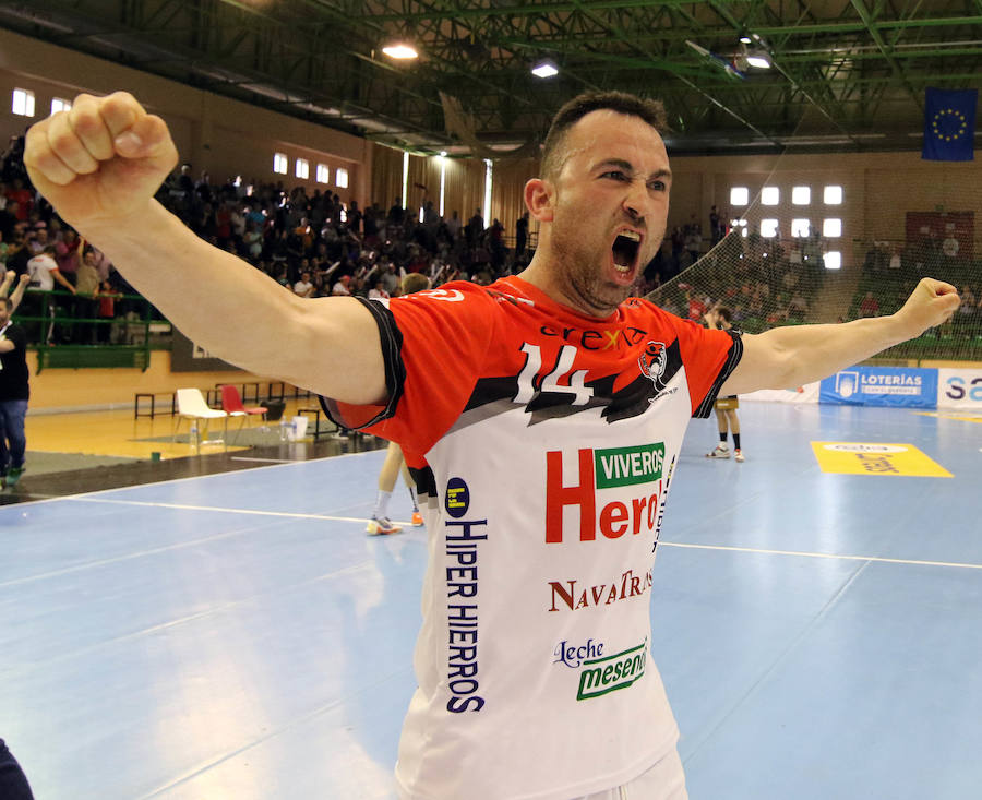 Fotos: Balonmano Nava a un paso del ascenso tras la victoria ante Alarcos (27-24)