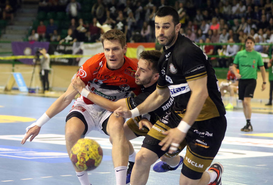 Fotos: Balonmano Nava a un paso del ascenso tras la victoria ante Alarcos (27-24)