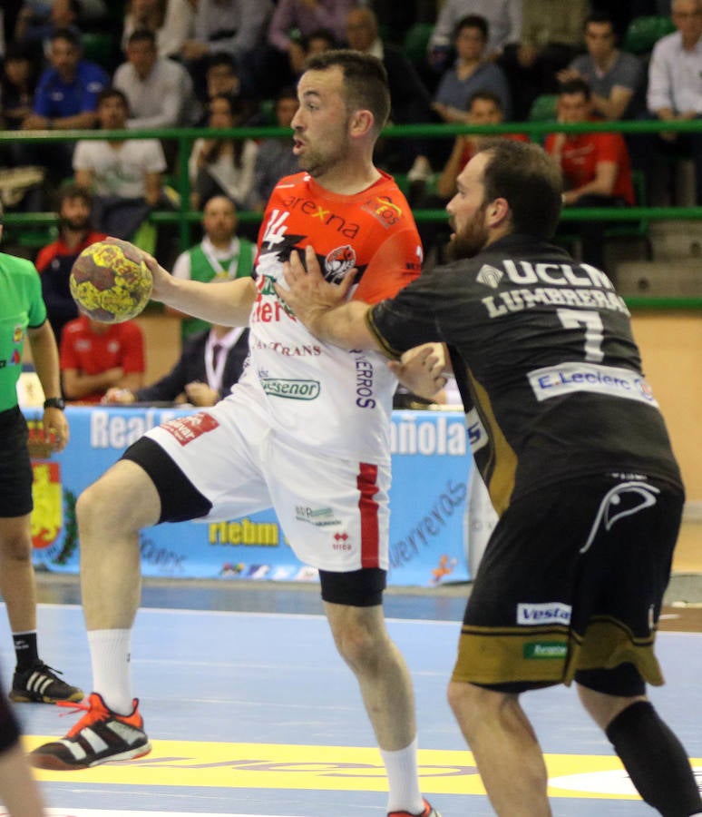 Fotos: Balonmano Nava a un paso del ascenso tras la victoria ante Alarcos (27-24)