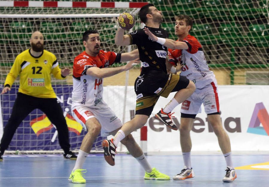 Fotos: Balonmano Nava a un paso del ascenso tras la victoria ante Alarcos (27-24)