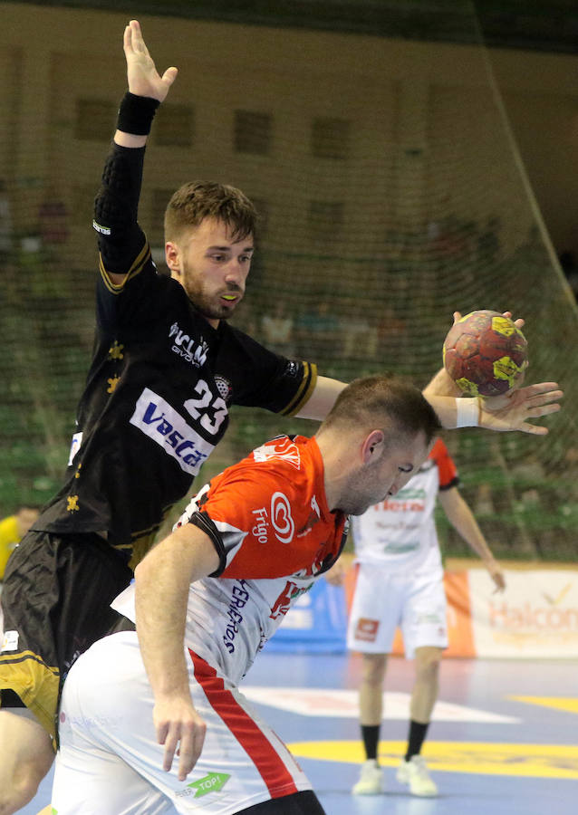 Fotos: Balonmano Nava a un paso del ascenso tras la victoria ante Alarcos (27-24)