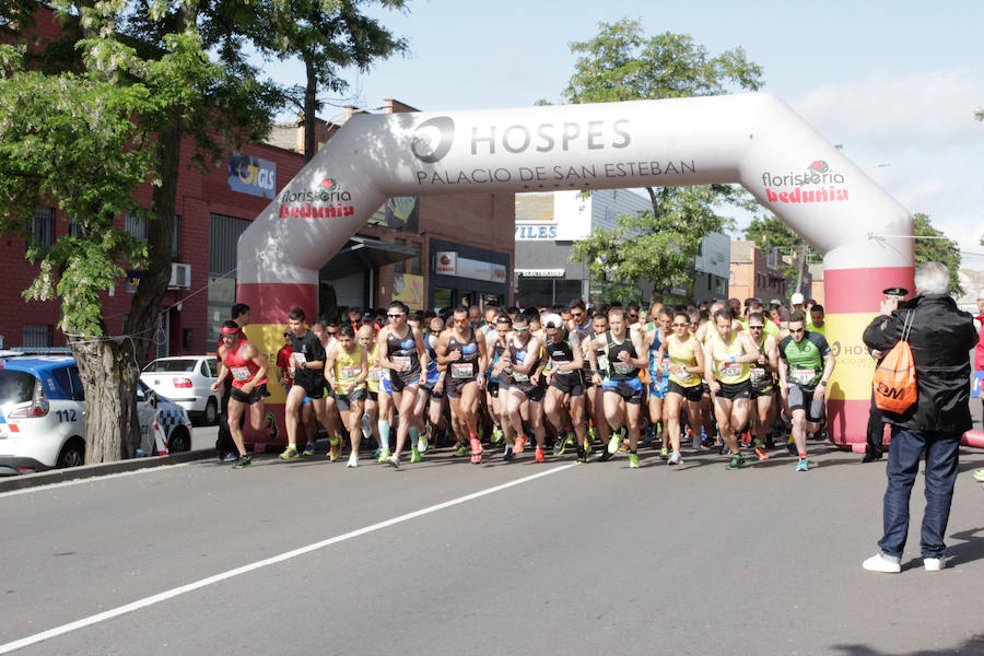 El triatleta vasco Gorka Lucena y la salmantina Lourdes Lobato se han impuesto en el XXI Cross Policía Local de Salamanca que se ha celebrado sobre un recorrido de algo más de 9 kilómetros