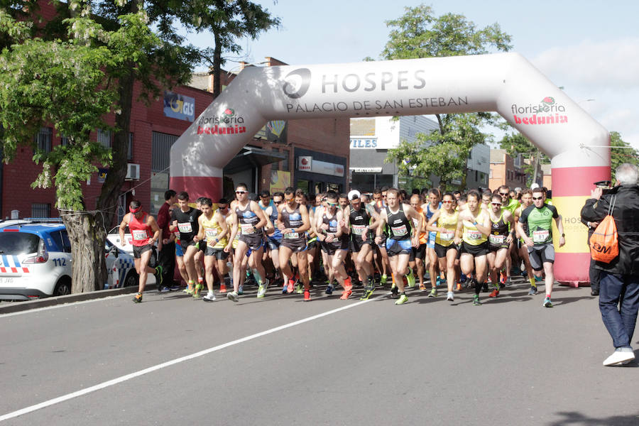 El triatleta vasco Gorka Lucena y la salmantina Lourdes Lobato se han impuesto en el XXI Cross Policía Local de Salamanca que se ha celebrado sobre un recorrido de algo más de 9 kilómetros